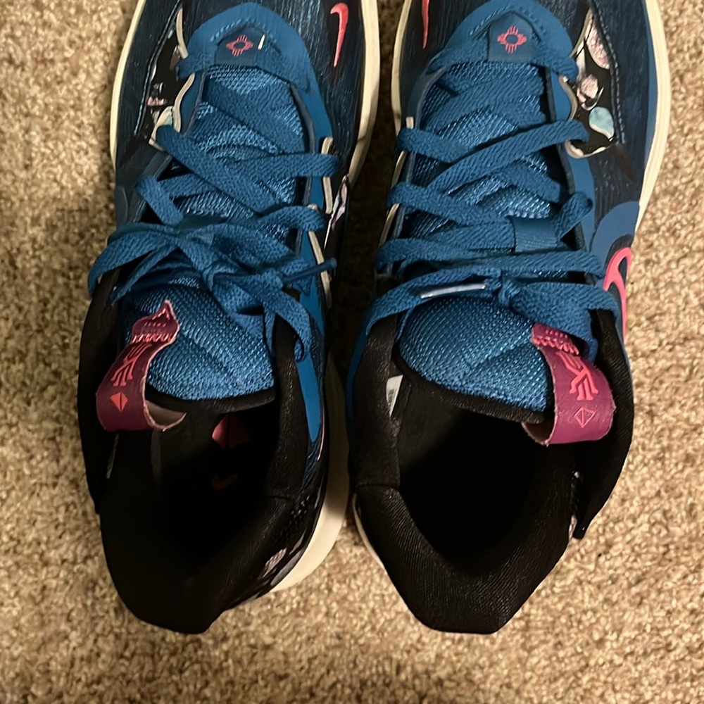 Nike Kyrie low five